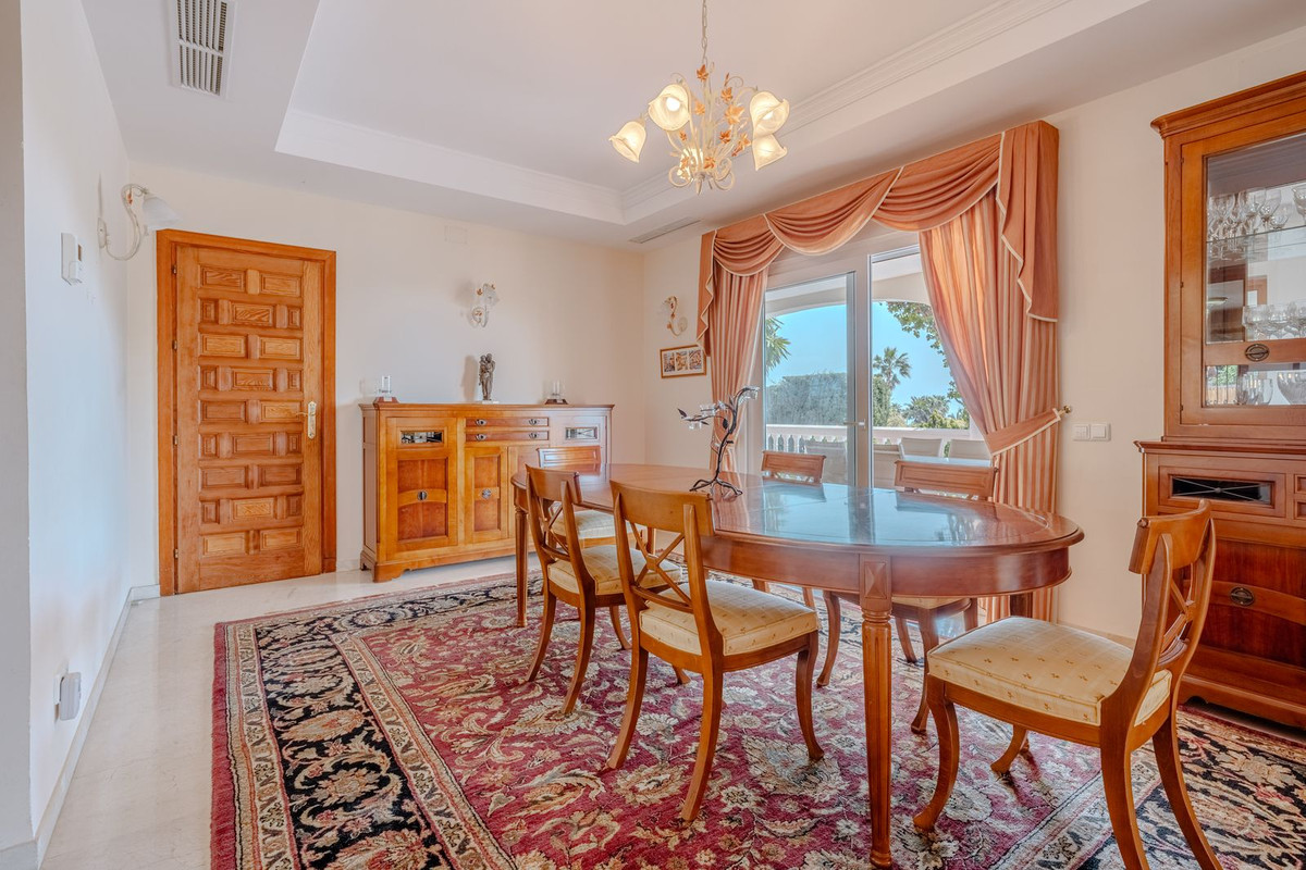 5 Bedroom Villa for Sale in El Paraiso — view 10