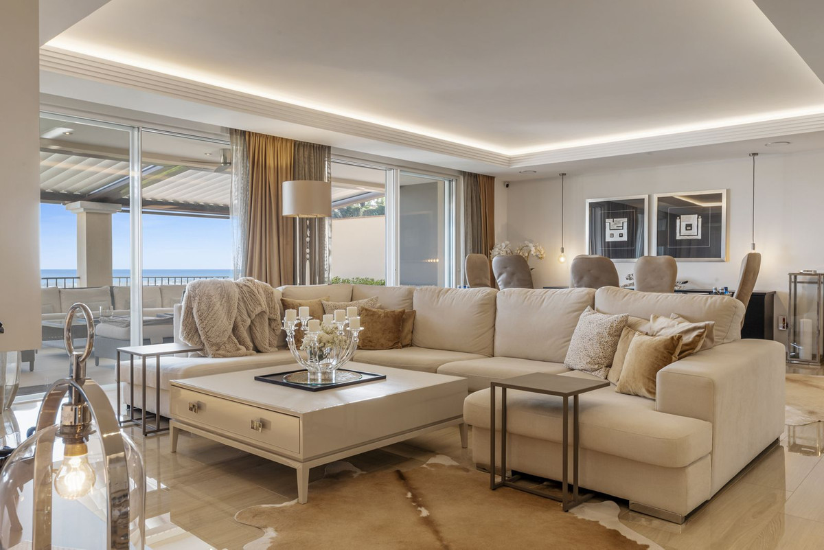 4 Bedroom Apartment for Sale in Los Almendros — 4