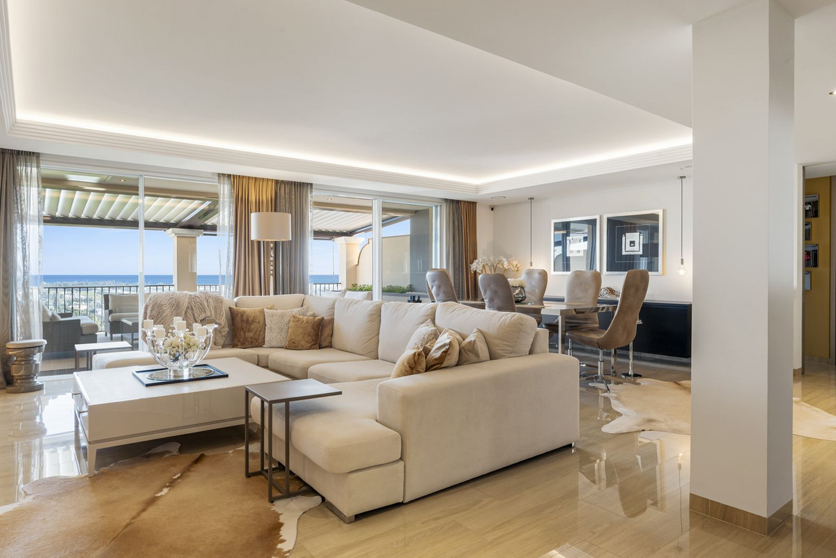 4 Bedroom Apartment for Sale in Los Almendros — 5