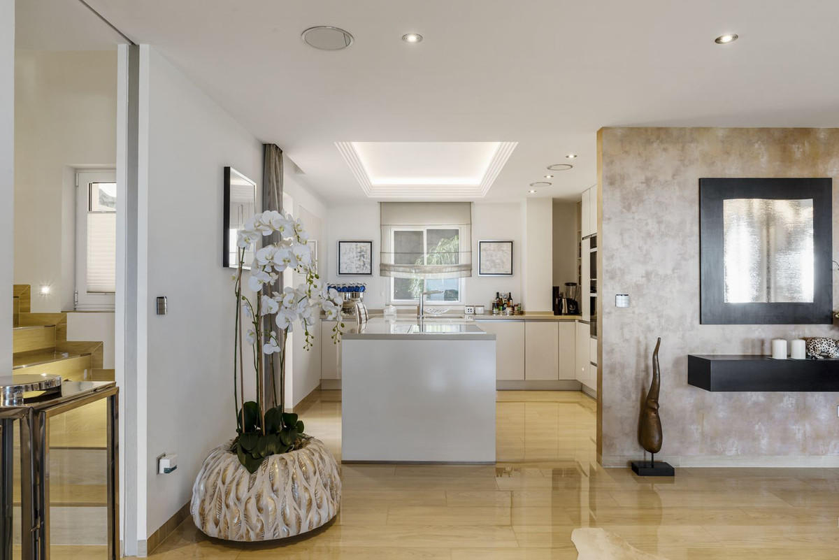 4 Bedroom Apartment for Sale in Los Almendros — 9