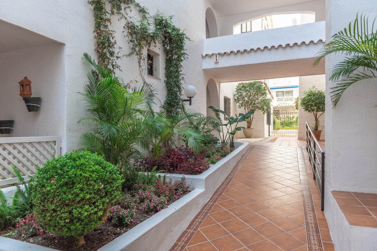 3 Bedroom Apartment for Sale in Puerto Banús — 2