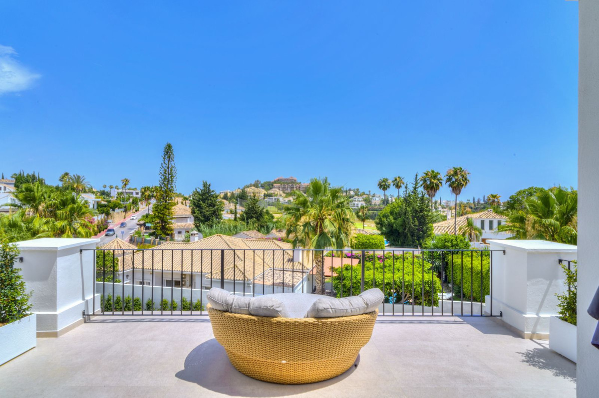 6 Bedroom Villa for Sale in Nueva Andalucía — 6