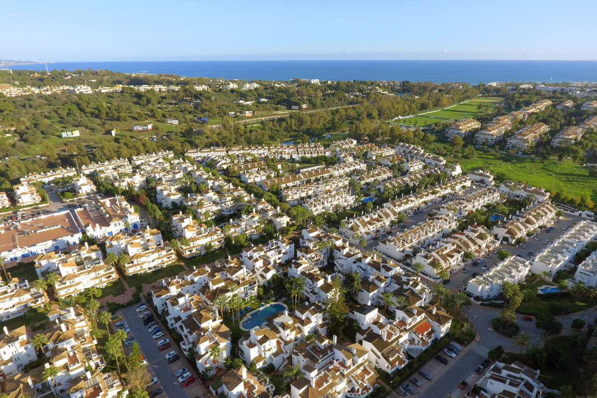 3 Bedroom Apartment for Sale in Nueva Andalucía — 2