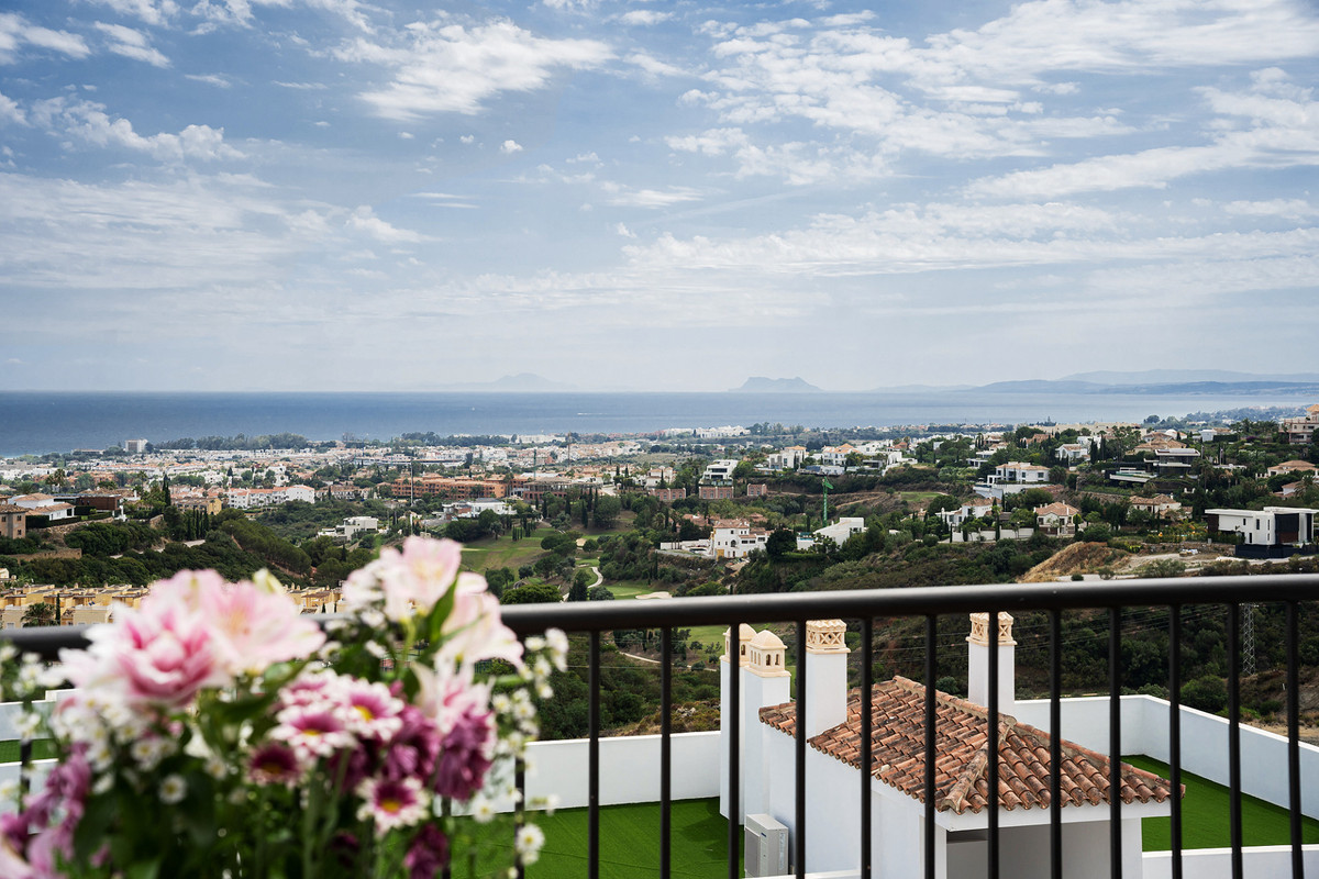 2 Bedroom Apartment for Sale in Benahavís — 2