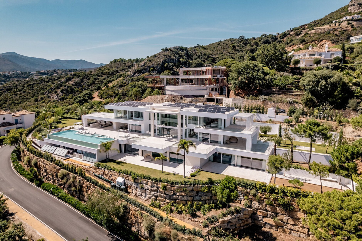 7 Bedroom Villa for Sale in Benahavís