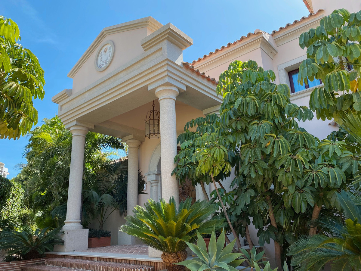 5 Bedroom Villa for Sale in Los Flamingos