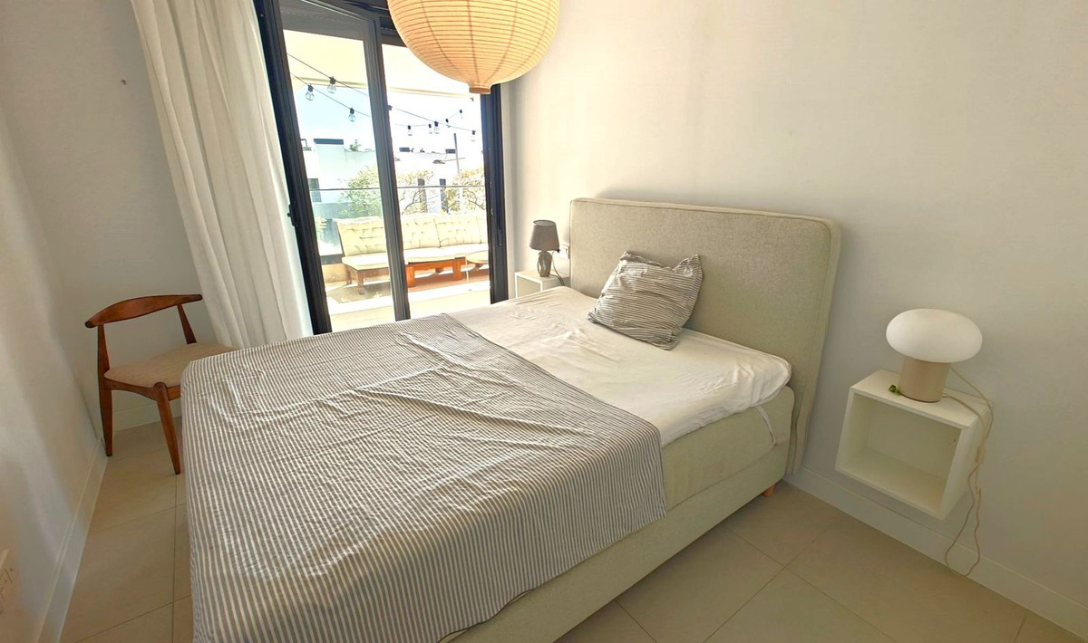 4 Bedroom Apartment for Sale in Estepona — view 10