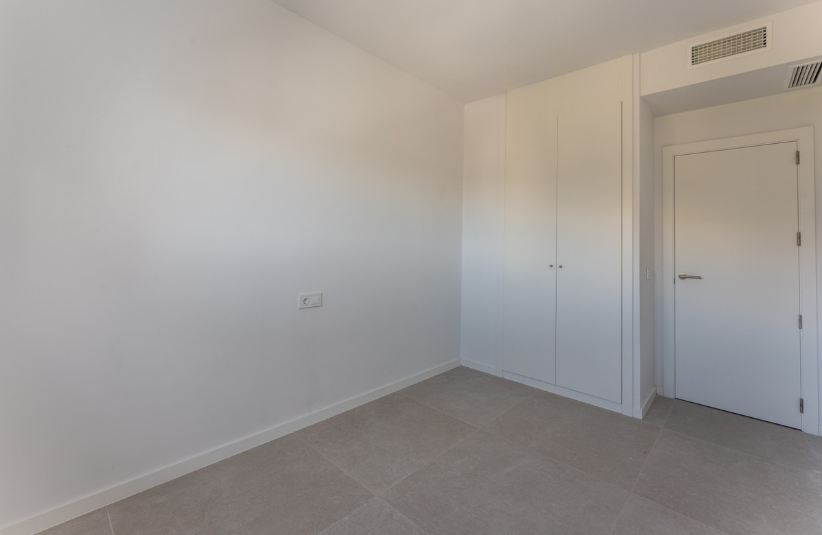 3 Bedroom Apartment for Sale in Estepona — view 10