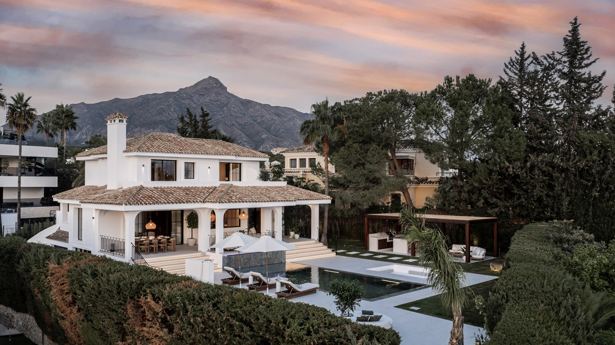 5 Bedroom Villa for Sale in Nueva Andalucía