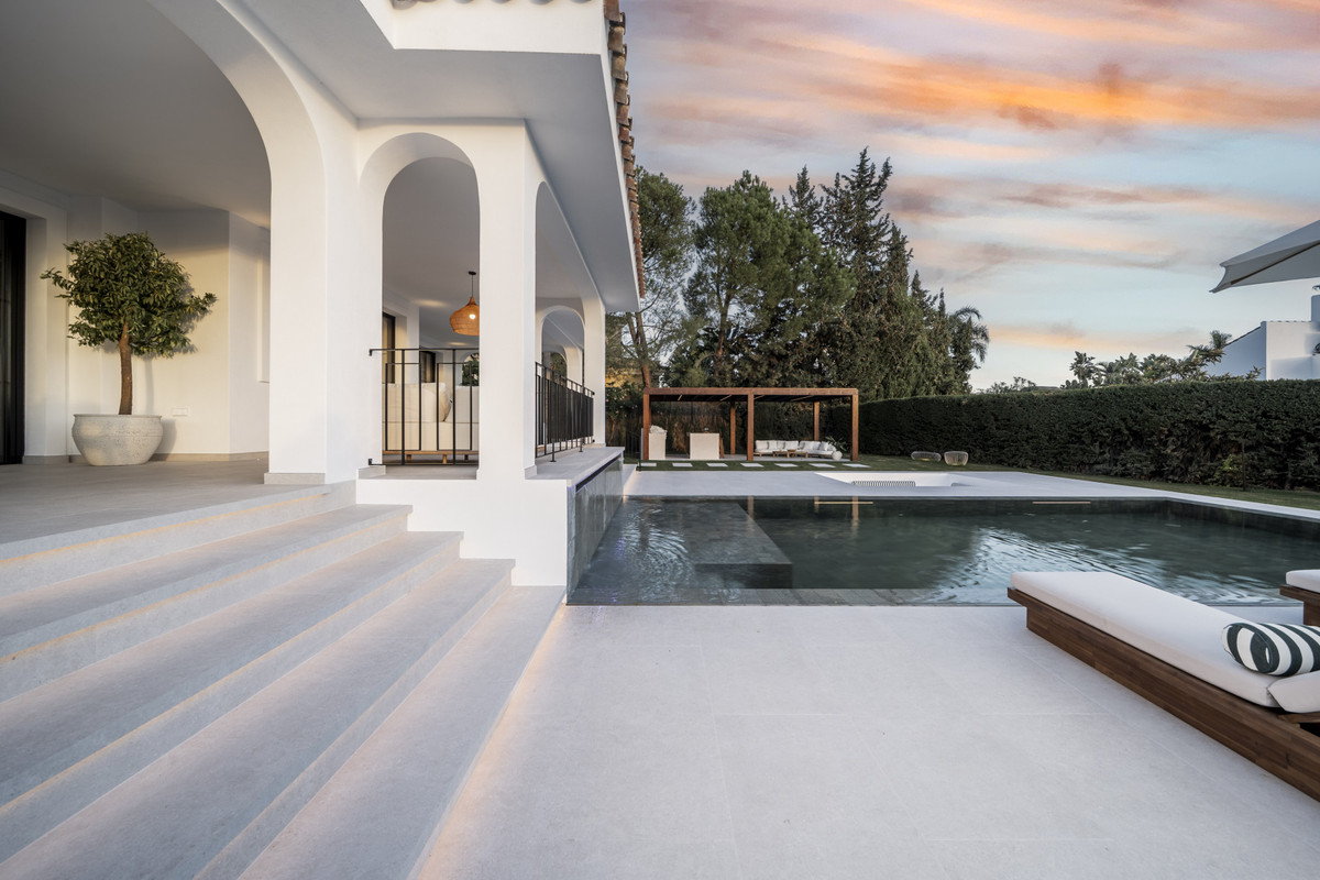 5 Bedroom Villa for Sale in Nueva Andalucía — 5