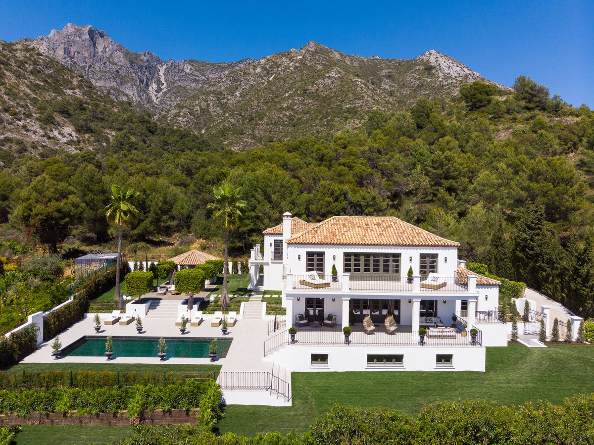 6 Bedroom Villa for Sale in Sierra Blanca — 2