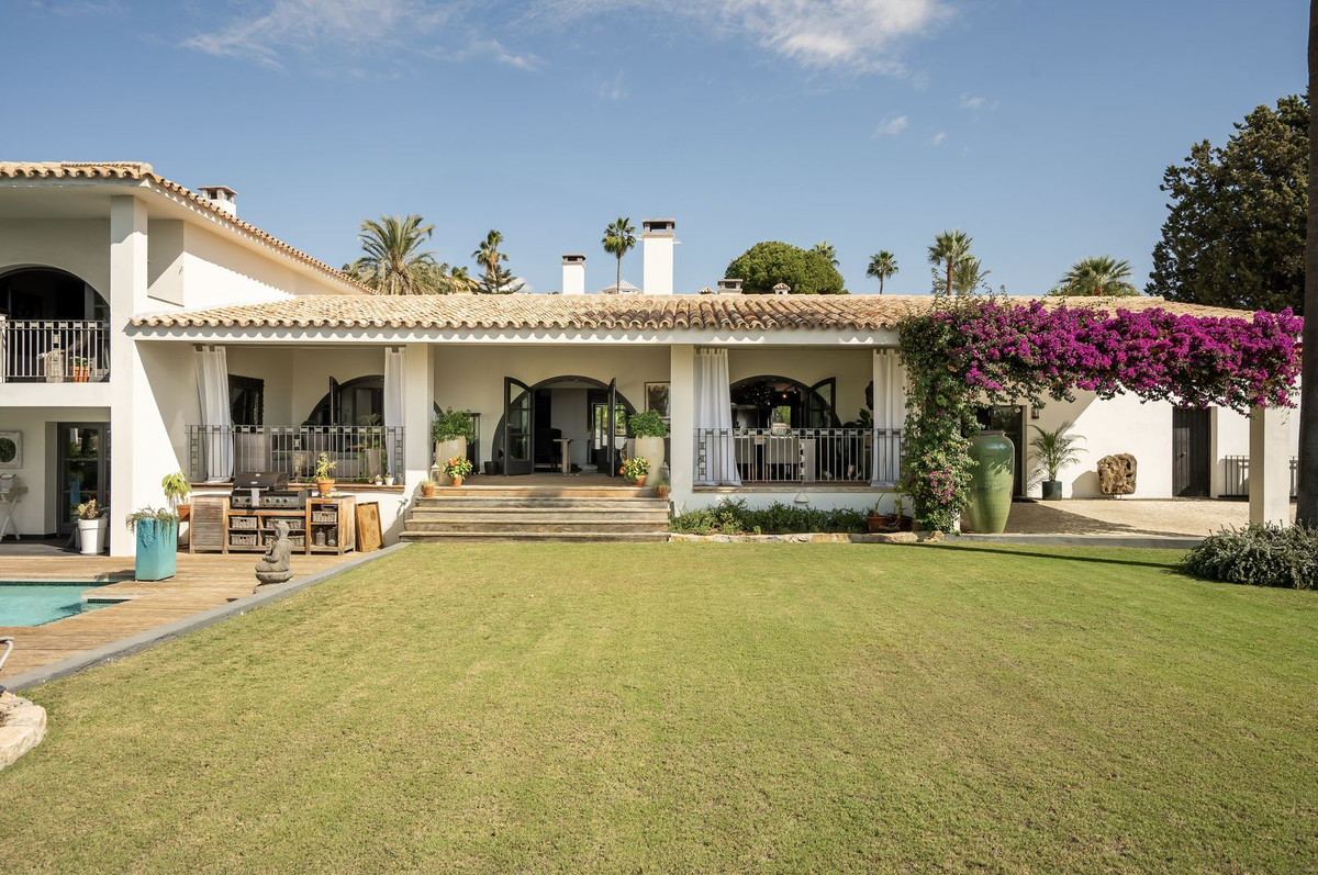 5 Bedroom Villa for Sale in El Paraiso