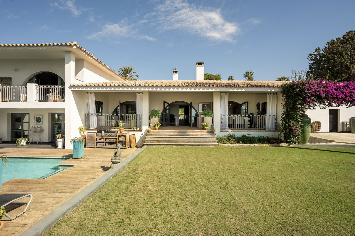 5 Bedroom Villa for Sale in El Paraiso — 2