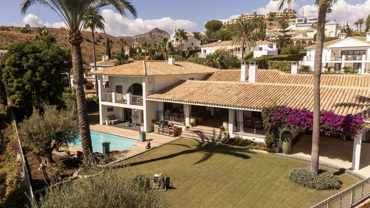 5 Bedroom Villa for Sale in El Paraiso — 3