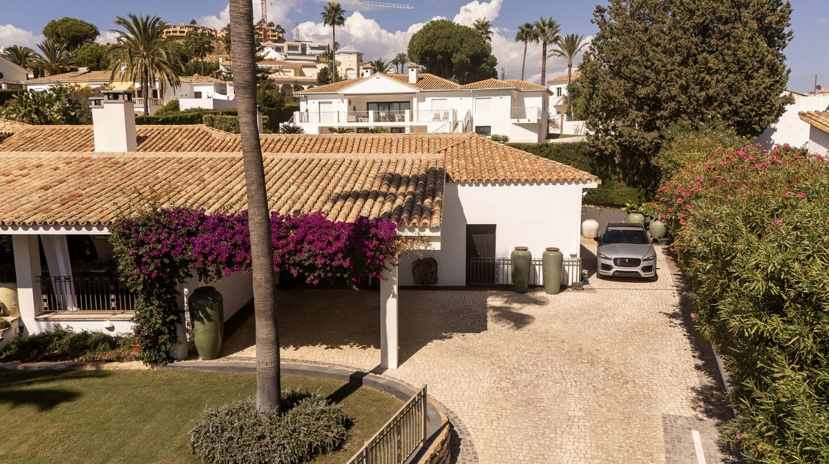 5 Bedroom Villa for Sale in El Paraiso — 5