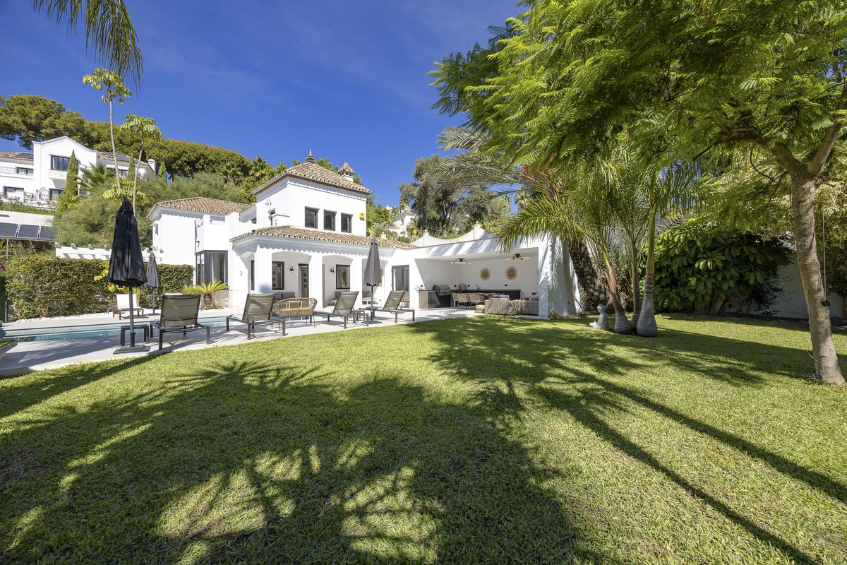 5 Bedroom Villa for Sale in El Paraiso