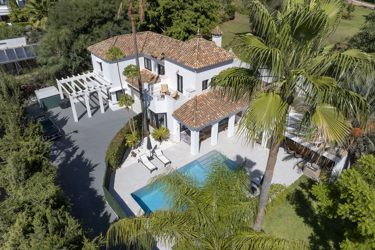 5 Bedroom Villa for Sale in El Paraiso — 2