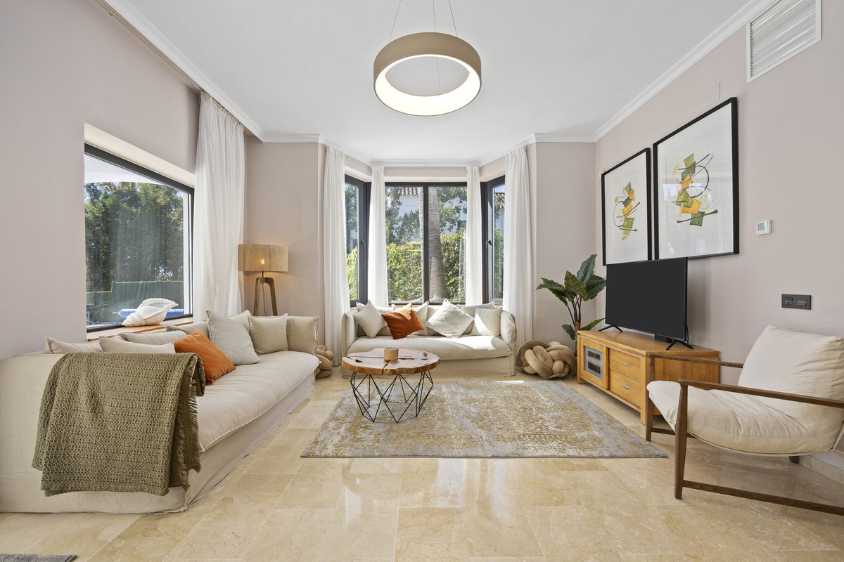 5 Bedroom Villa for Sale in El Paraiso — 5