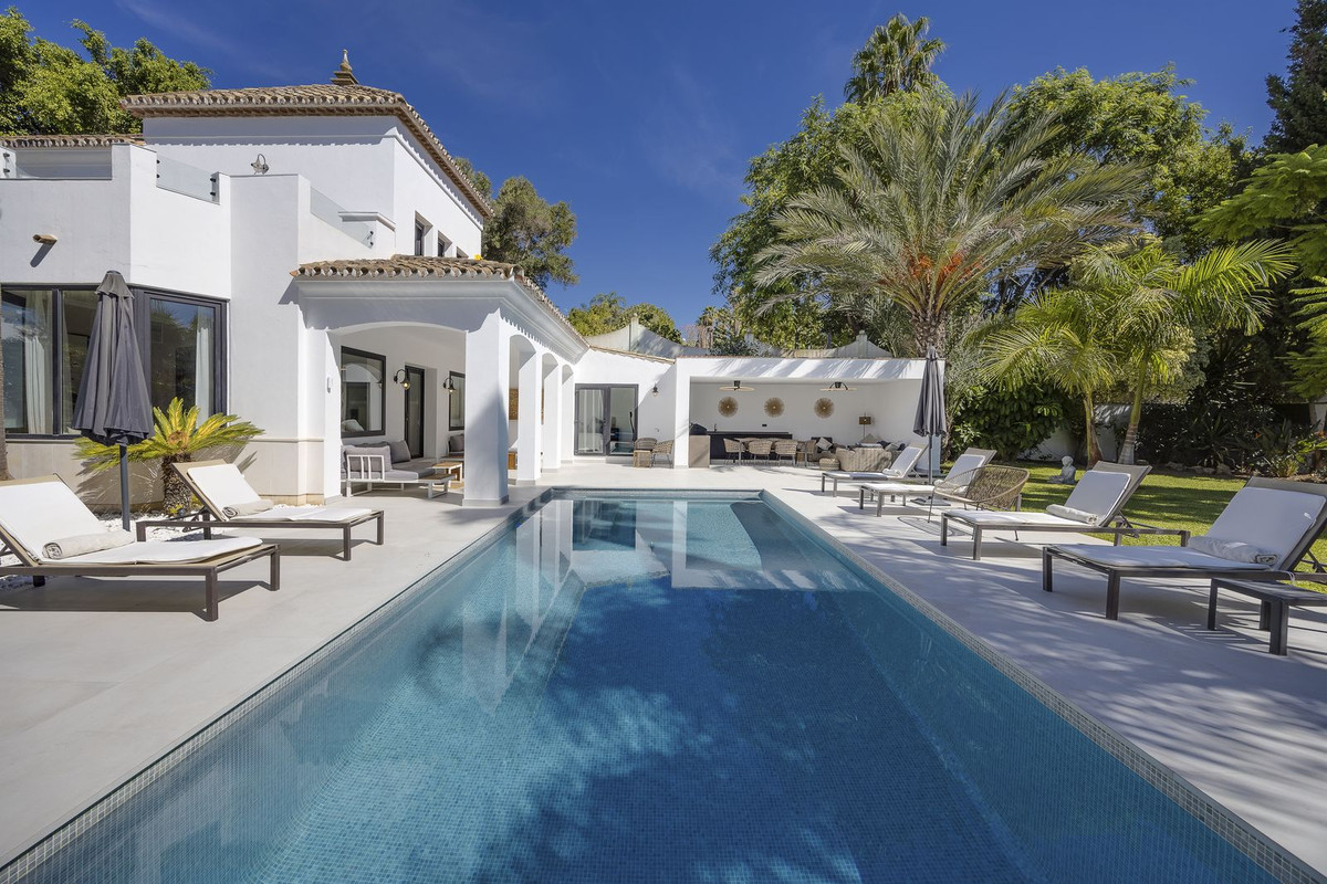 5 Bedroom Villa for Sale in El Paraiso — 9