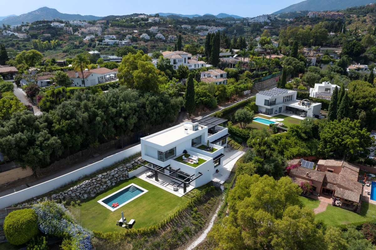 6 Bedroom Villa for Sale in Benahavís
