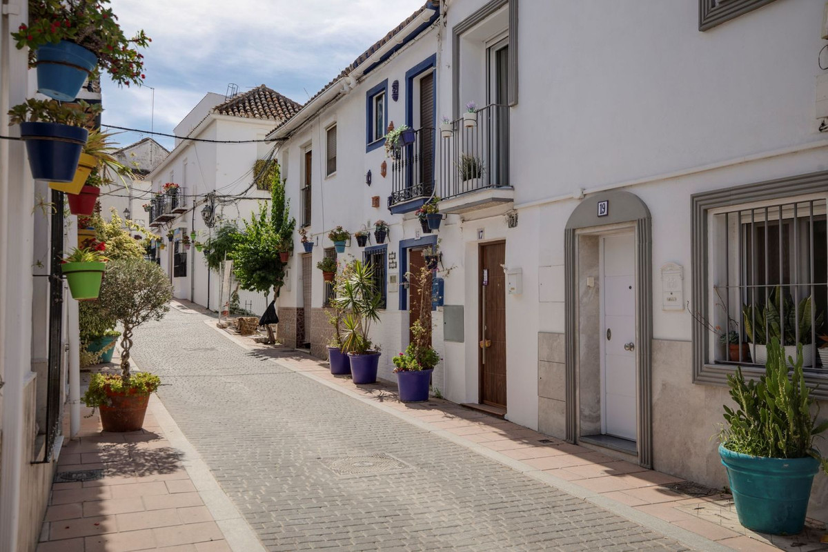 4 Bedroom Villa for Sale in Estepona — 4