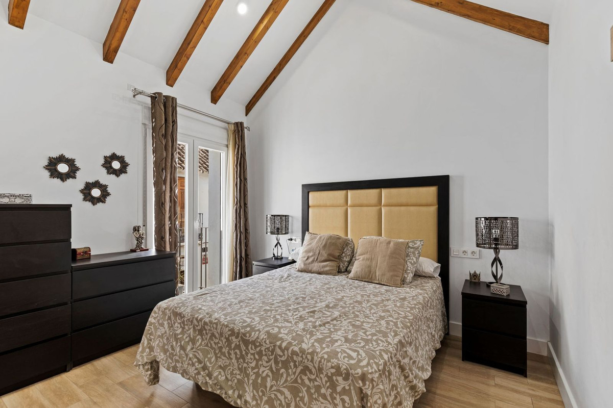4 Bedroom Villa for Sale in Estepona — 9