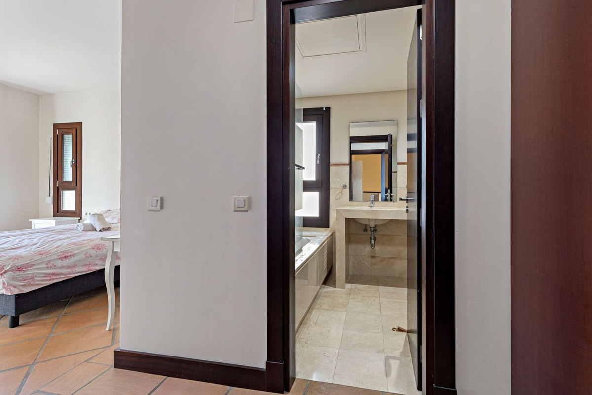 4 Bedroom Villa for Sale in Benahavís — 2