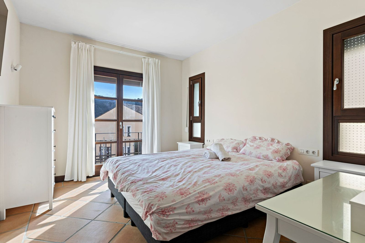 4 Bedroom Villa for Sale in Benahavís — 3
