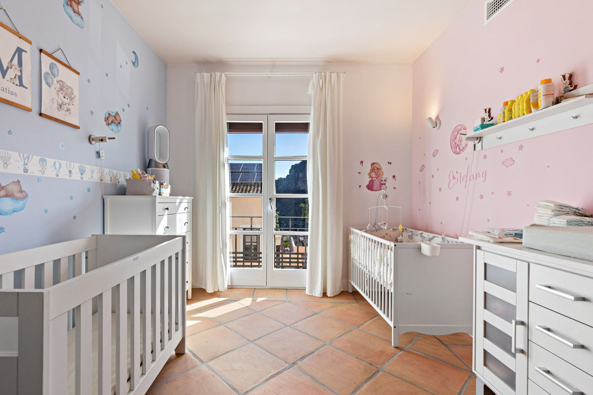 4 Bedroom Villa for Sale in Benahavís — 5