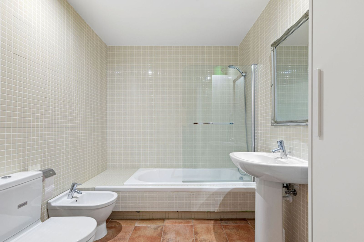 4 Bedroom Villa for Sale in Benahavís — view 10