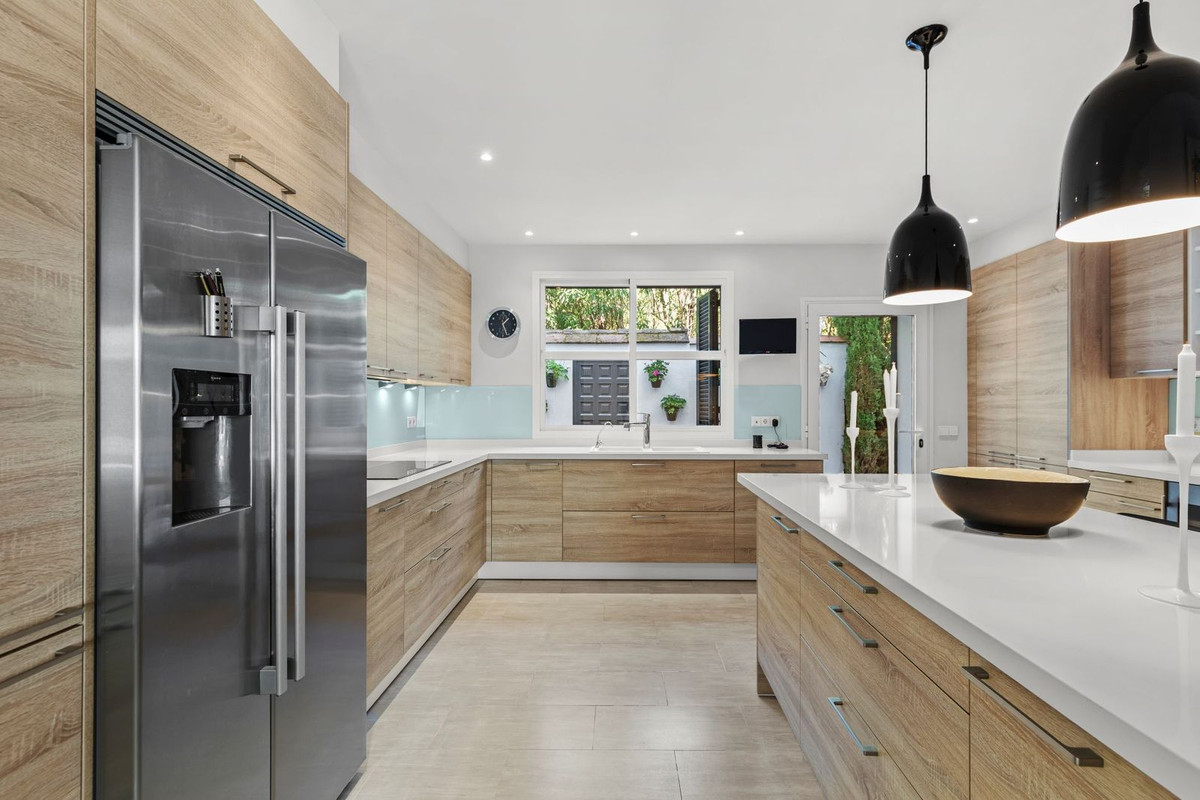 5 Bedroom Villa for Sale in The Golden Mile — 9