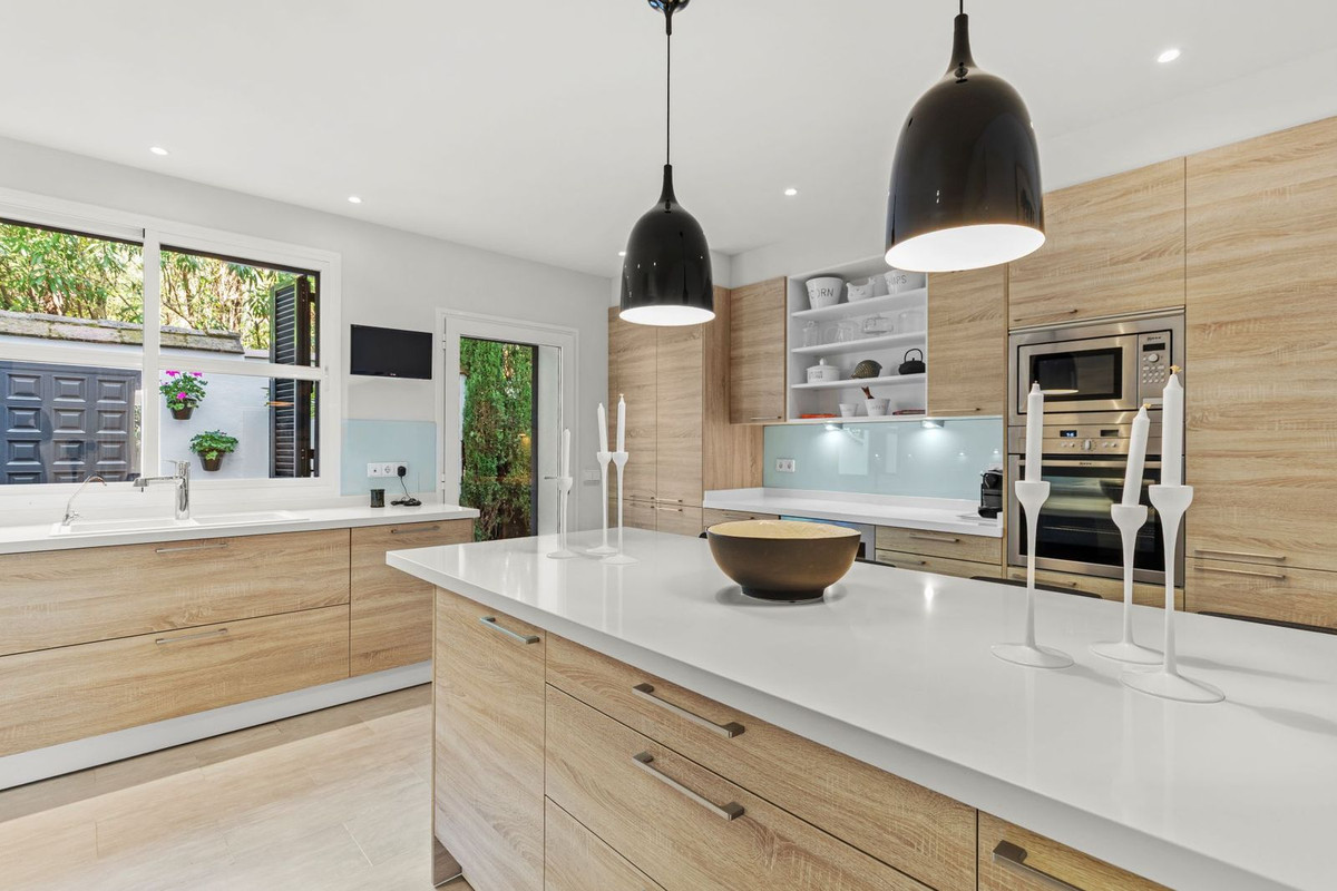 5 Bedroom Villa for Sale in The Golden Mile — view 10