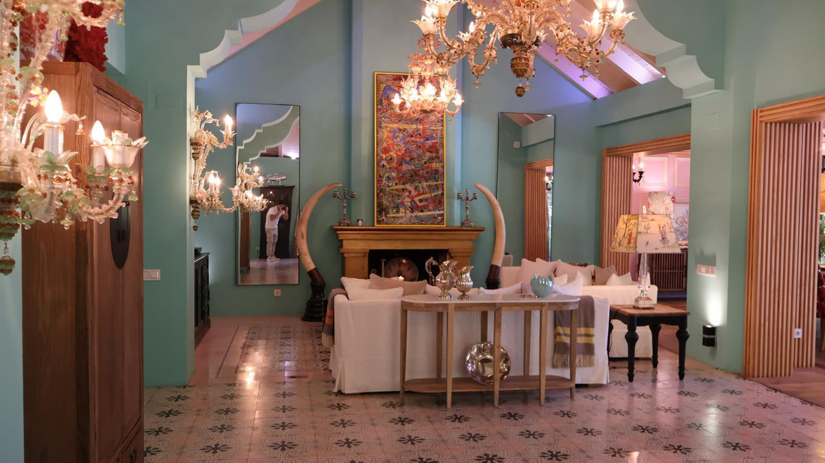 5 Bedroom Villa for Sale in The Golden Mile — 5
