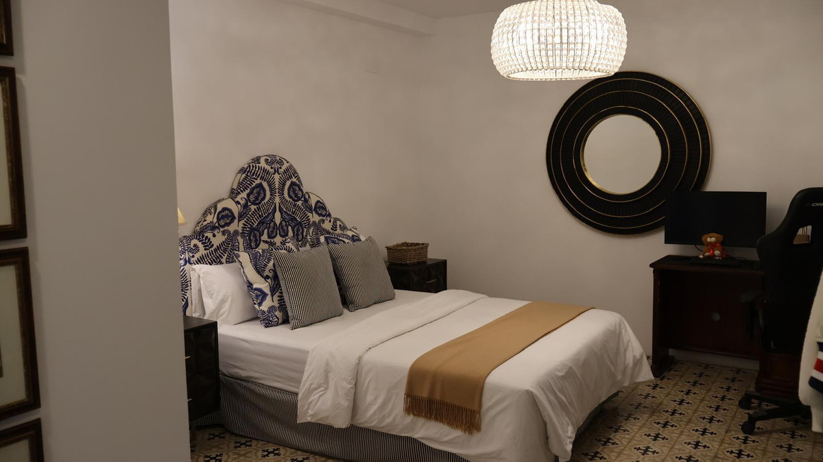 5 Bedroom Villa for Sale in The Golden Mile — 8