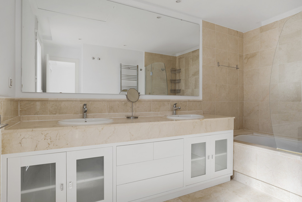 4 Bedroom Apartment for Sale in Nueva Andalucía — 8