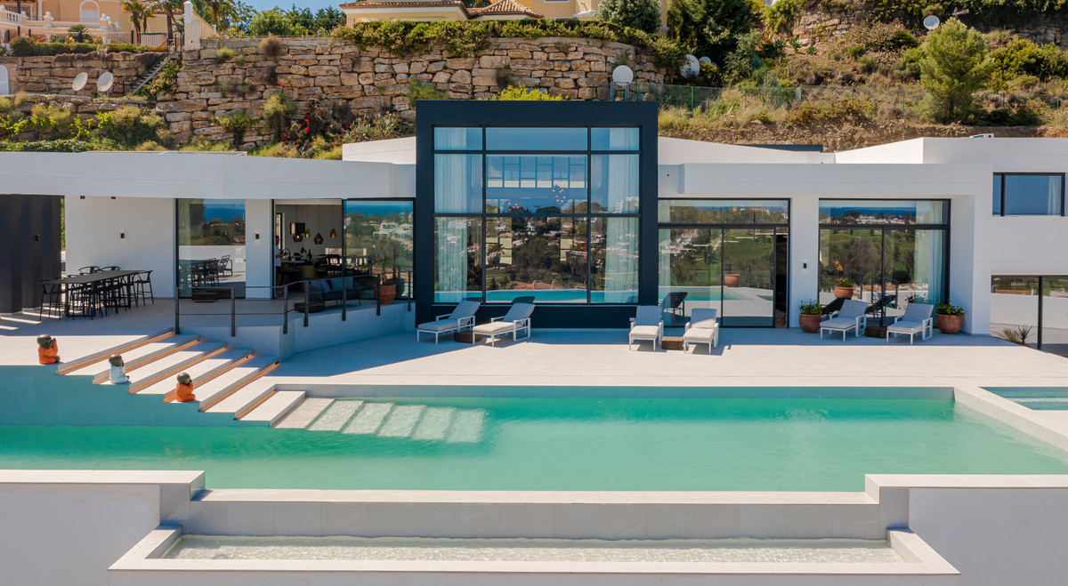 6 Bedroom Villa for Sale in Benahavís