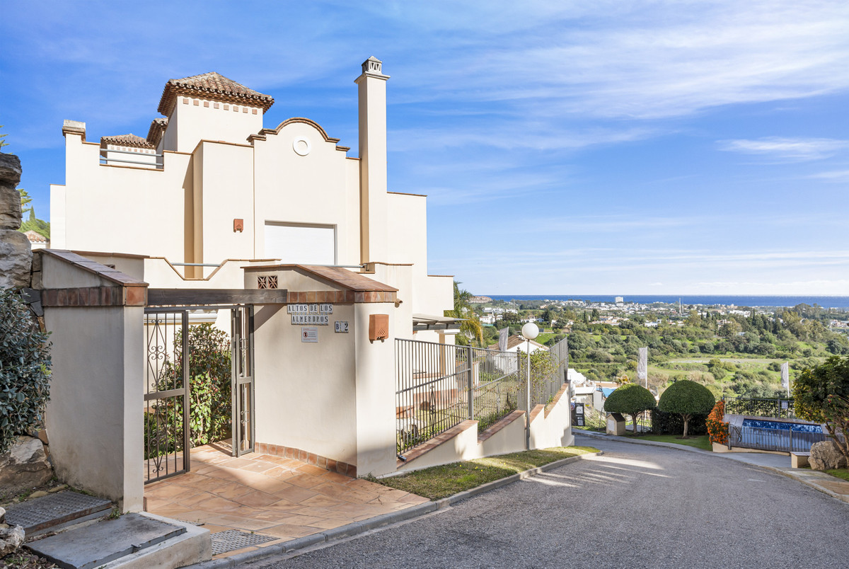 4 Bedroom Apartment for Sale in Benahavís — 2