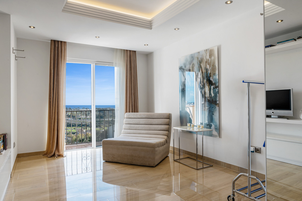 4 Bedroom Apartment for Sale in Benahavís — 8