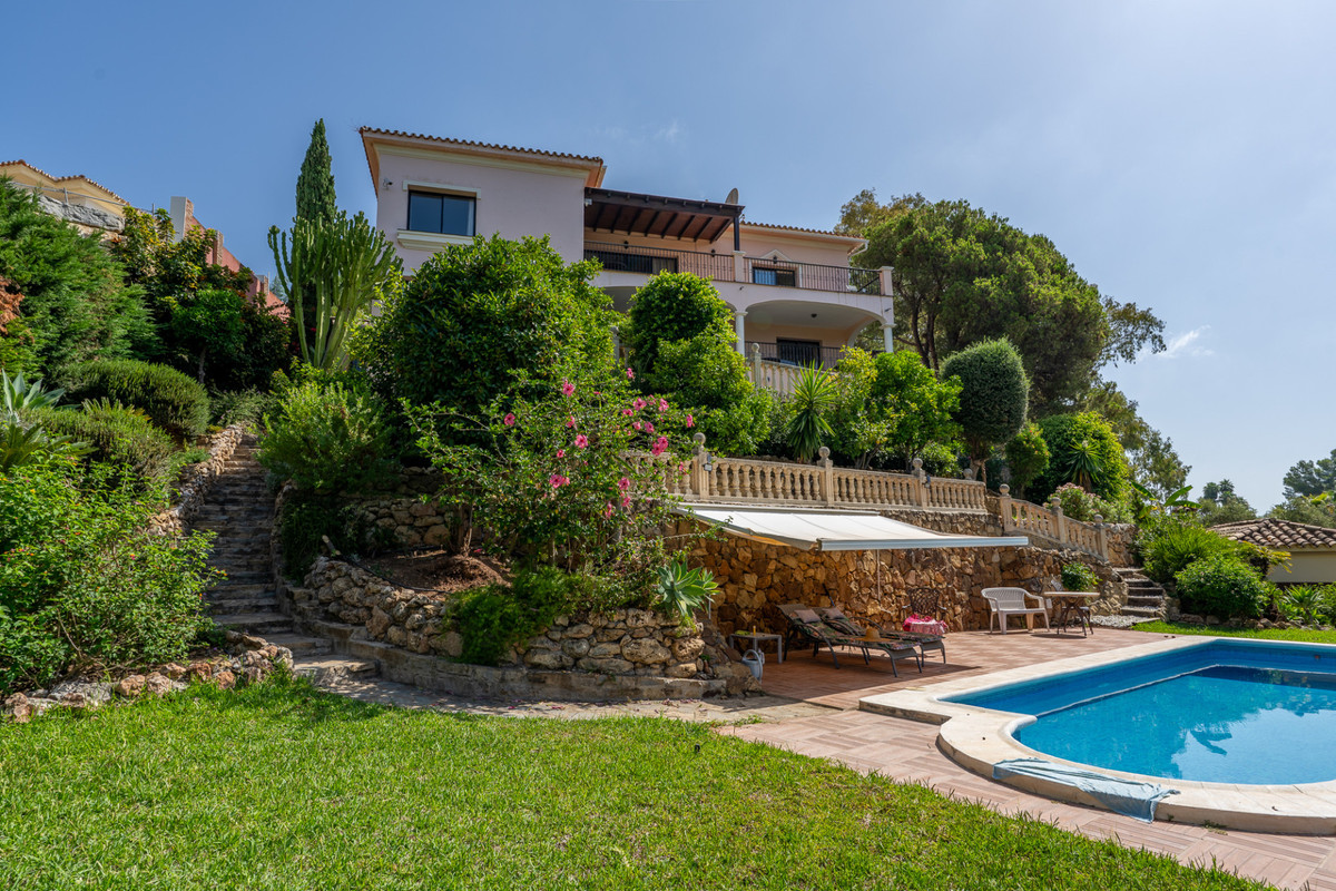 8 Bedroom Villa for Sale in Benahavís