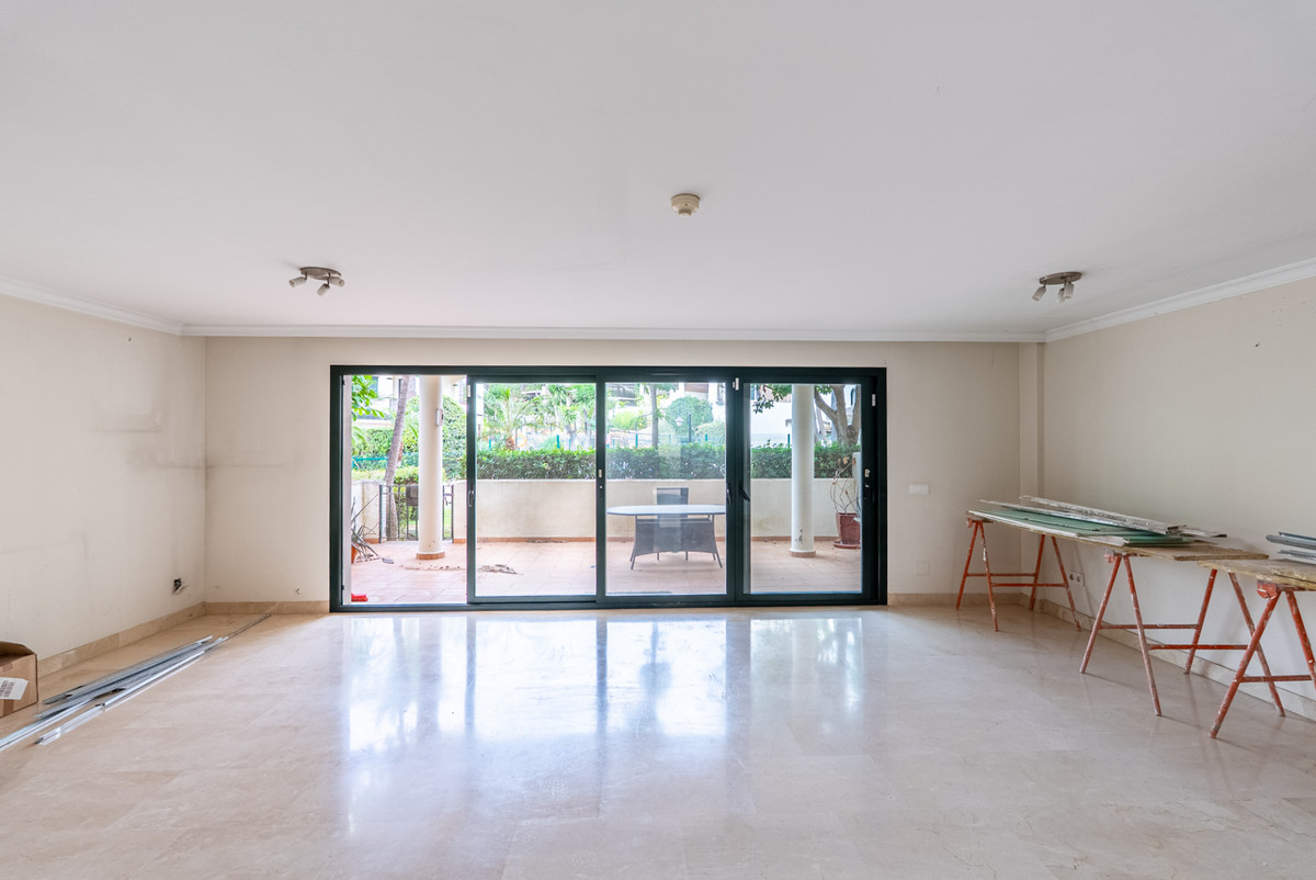 4 Bedroom Villa for Sale in Estepona — 8