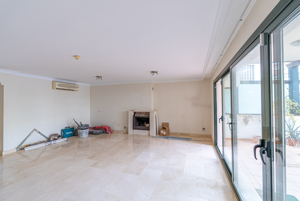 4 Bedroom Villa for Sale in Estepona — 9
