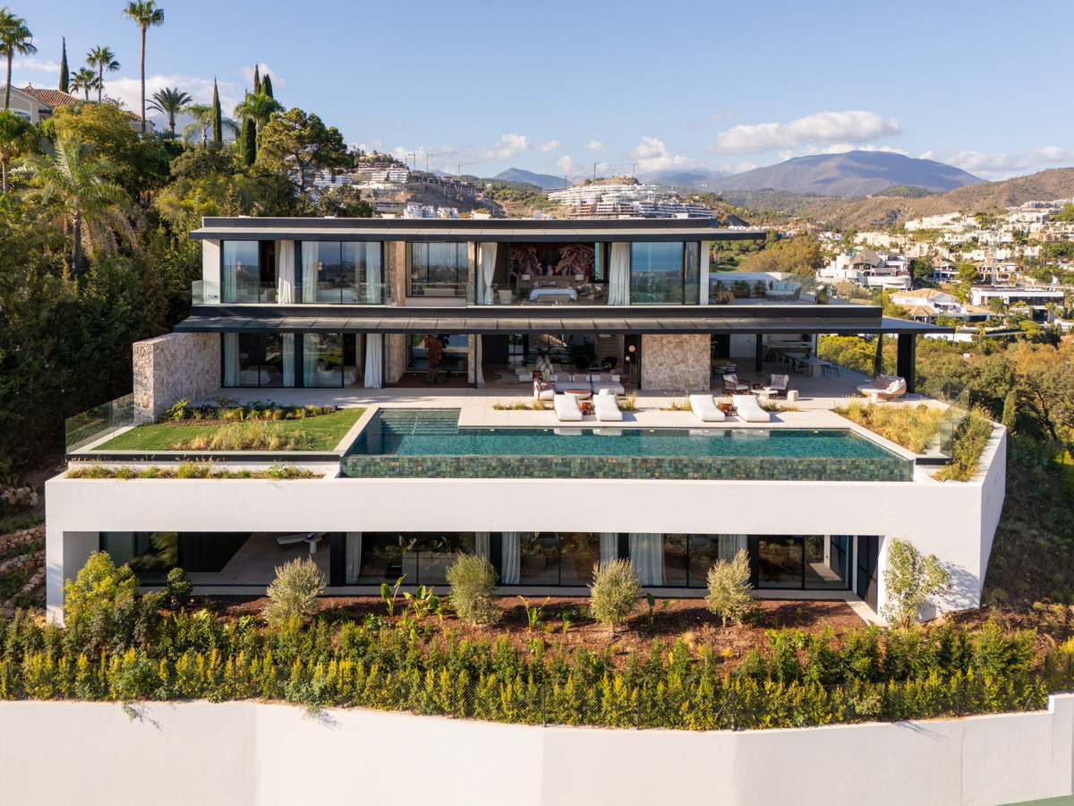 8 Bedroom Villa for Sale in Benahavís