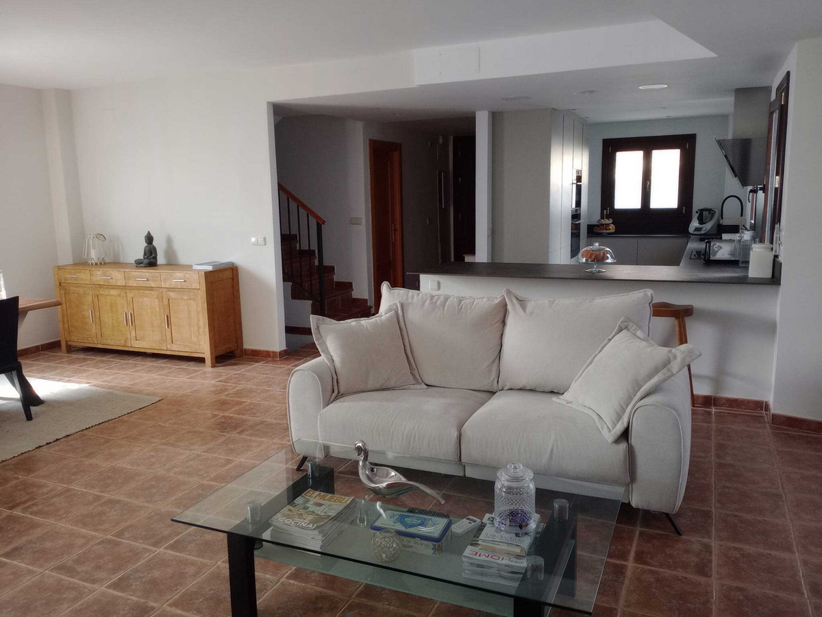 3 Bedroom Villa for Sale in El Paraiso — 8