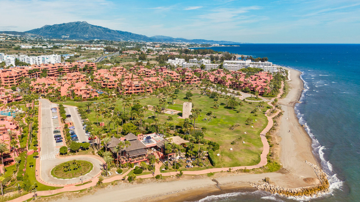 4 Bedroom Apartment for Sale in Estepona — 2