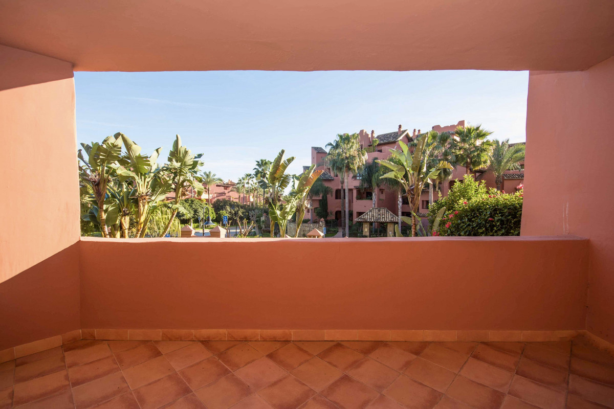 4 Bedroom Apartment for Sale in Estepona — 4