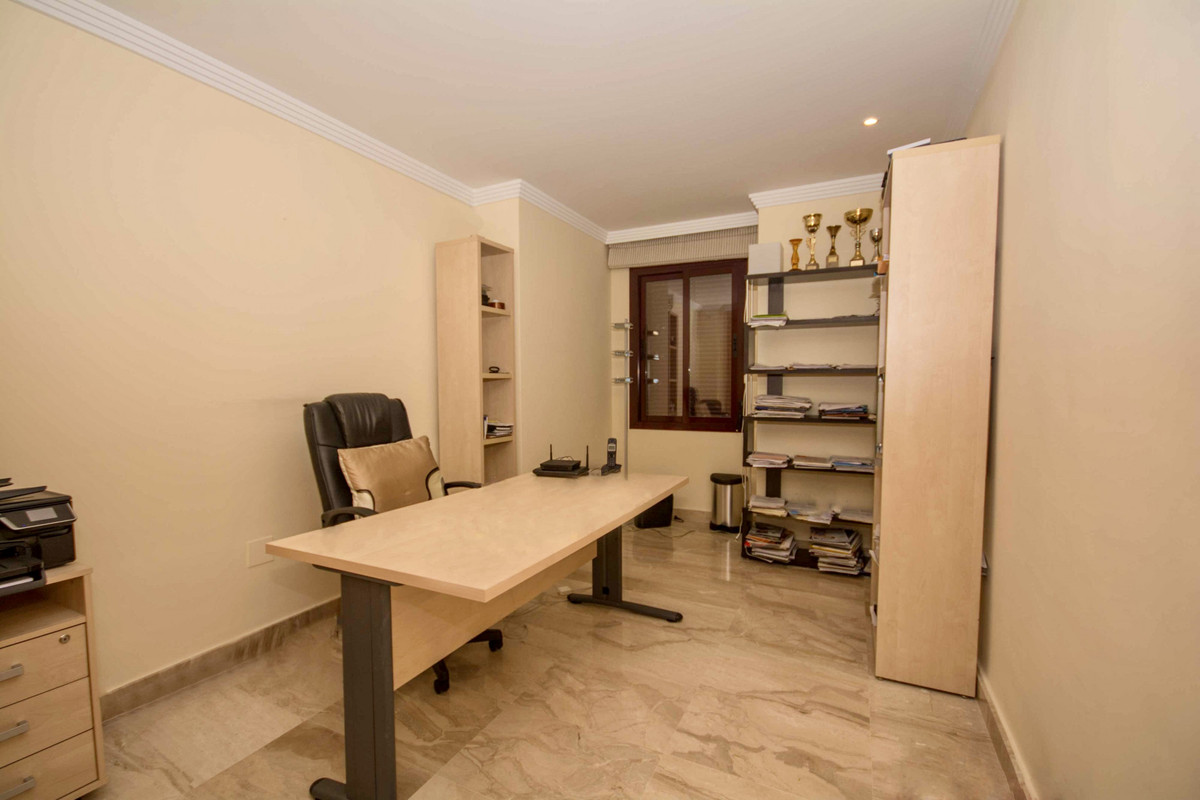 4 Bedroom Apartment for Sale in Estepona — 8