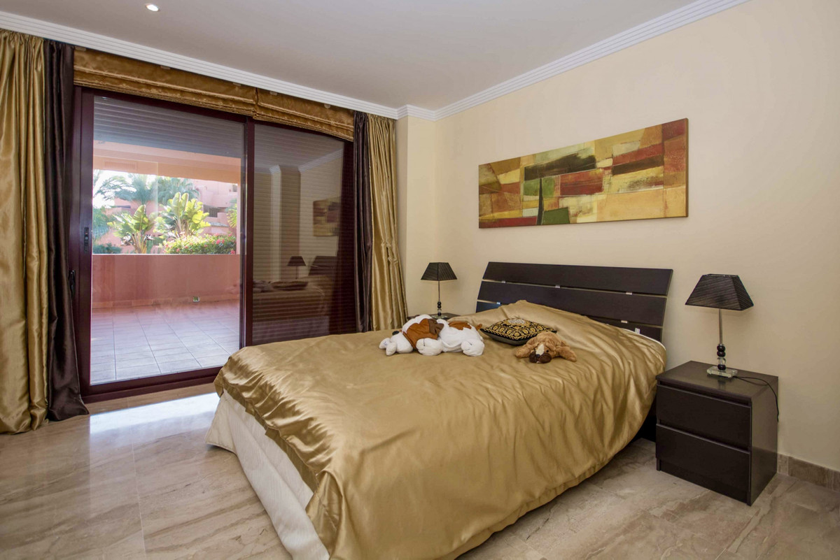4 Bedroom Apartment for Sale in Estepona — view 10