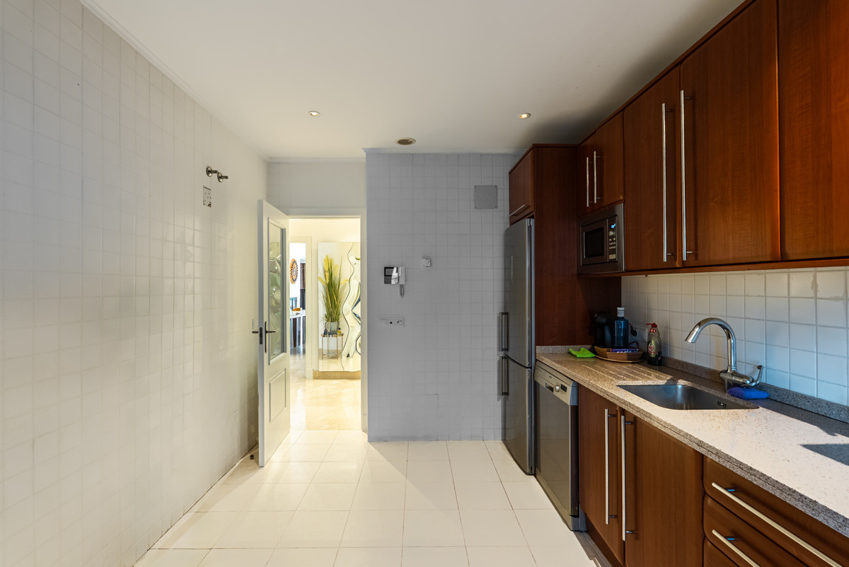 2 Bedroom Apartment for Sale in The Golden Mile — 9