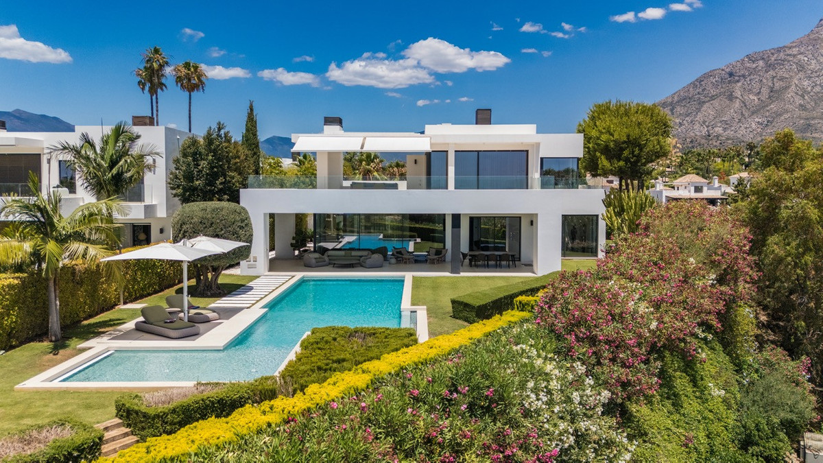 5 Bedroom Villa for Sale in The Golden Mile