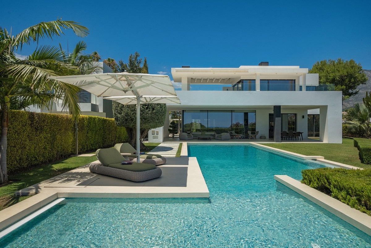 5 Bedroom Villa for Sale in The Golden Mile — 2